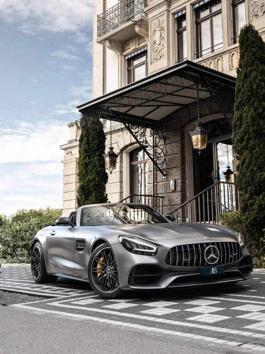 Mercedes-AMG GT Roadster vor einem Stadthaus