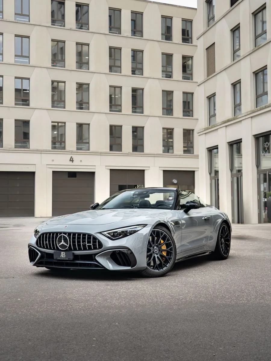 Mercedes-AMG SL vor einem Stadthaus