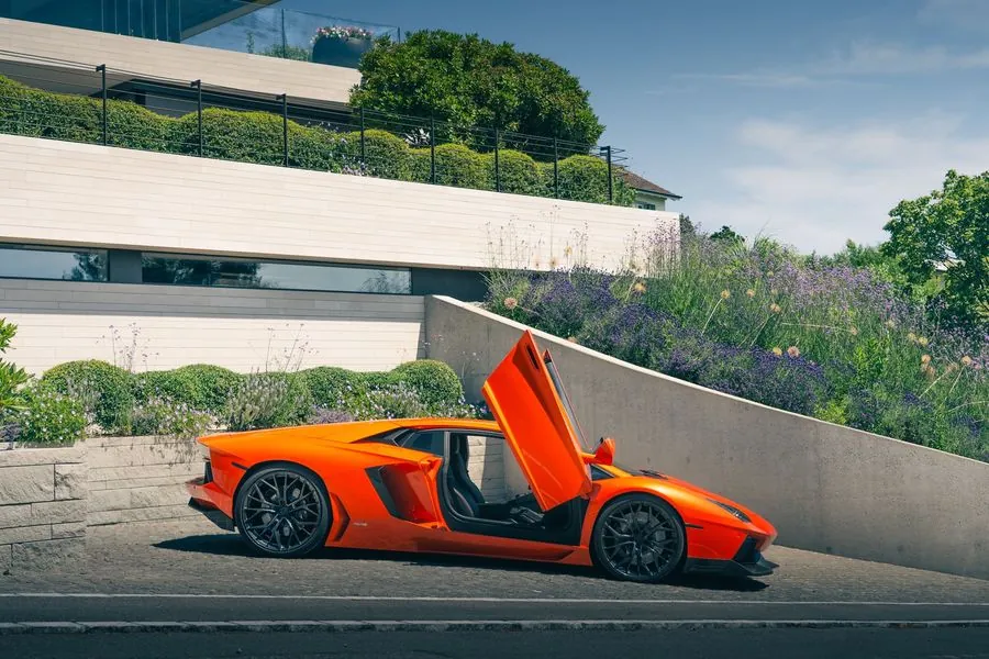 Lamborghini Aventador vor einer modernen Villa