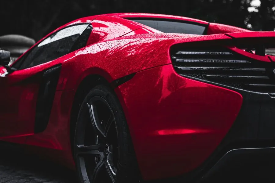 Roter McLaren Sportwagen