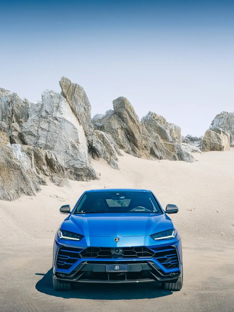 Blauer Lamborghini Urus von vorne